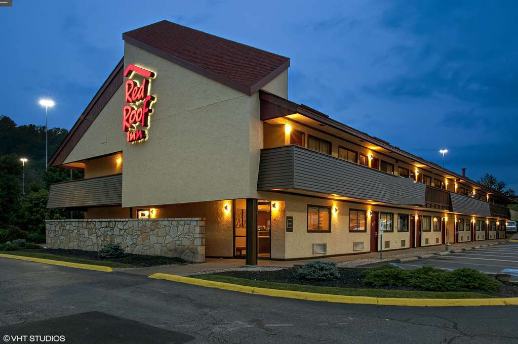 Red Roof Inn Fairmont Exterior photo