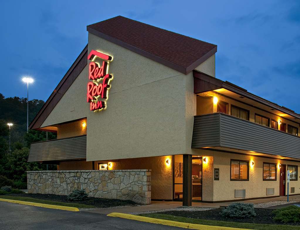 Red Roof Inn Fairmont Exterior photo